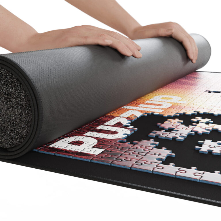 Handen rollen een puzzelmat op rond de foamtube